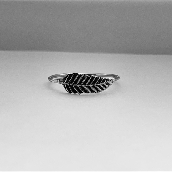 Sterling silver feather ring, feather ring, silver dainty ring, midi ring - Picture 6 of 11